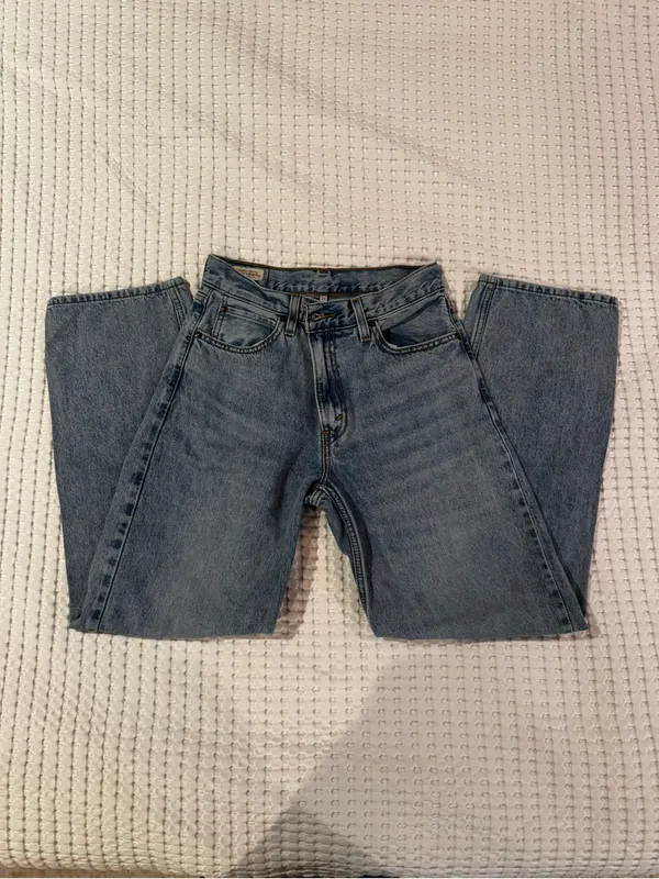 Classic Women’s Levi’s Jeans - Image 3