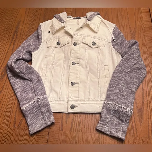 Free‎ People Knit Sleeve & Knit Hood Distressed White Denim Jean Jacket Size XS - Image 15