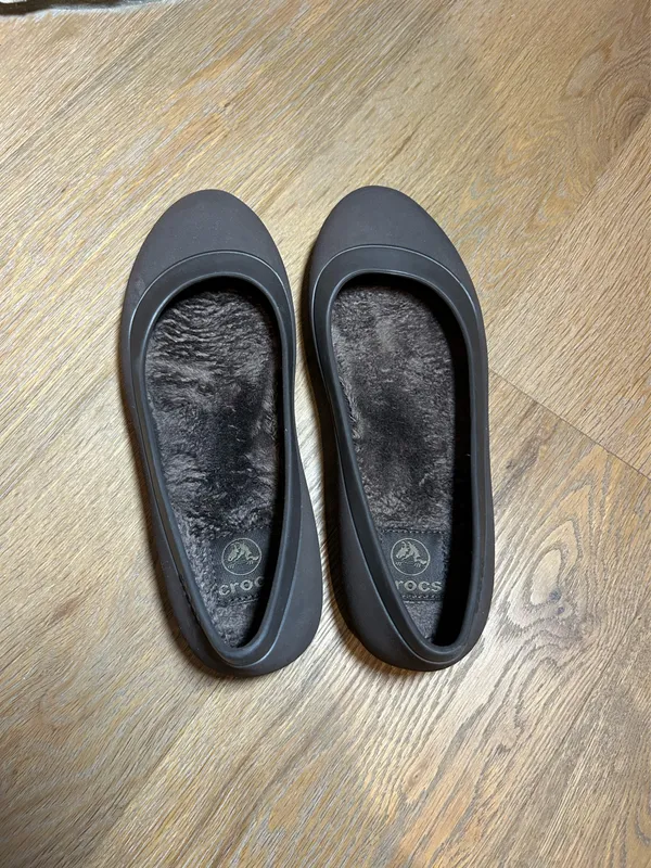 Crocs flat slip-on shoes size 7.5/8 - Image 4