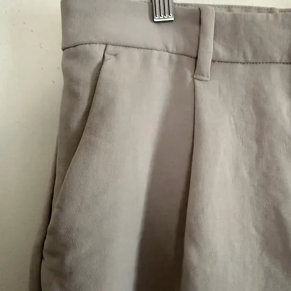 ABERCROMBIE & FITCH Gray High-Waist Beige Pleated Trouser Shorts | Large - Image 4