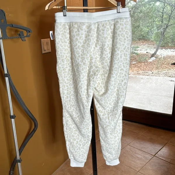 NWT Old Navy Mid-Rise Cozy Faux-Fur Jogger Sweatpants Size Small - Image 9