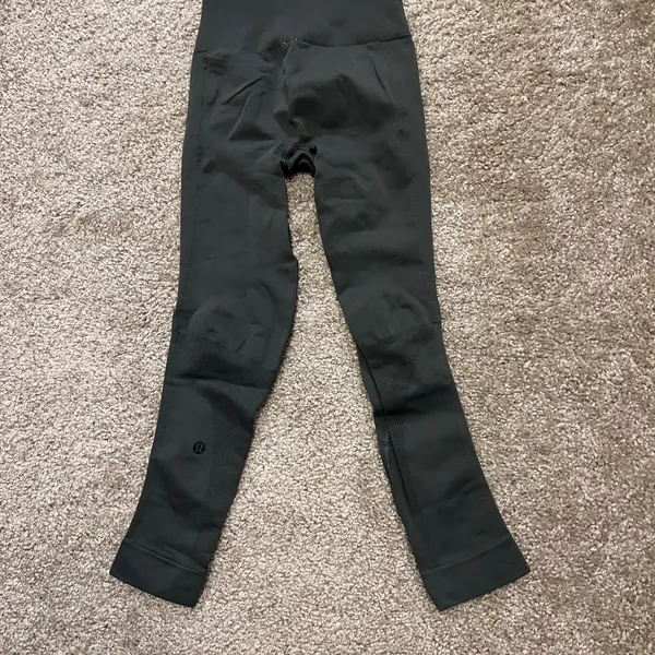 Lululemon zone in crop gator‎ green XS $118 NWOT - Image 7