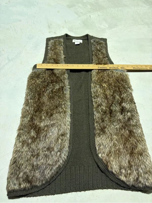 Ariat Knit & Faux Fur Vest medium - Image 6