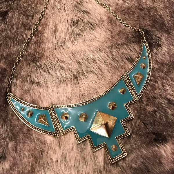 🖤FREE with purchase: Stud Bib Necklace Gold - Image 4