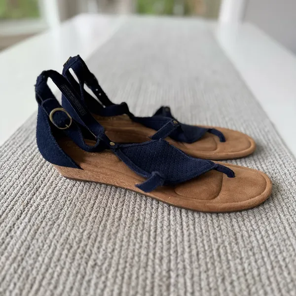 Koolaburra by Ugg Navy Blue Perforated Suede Wedge Sandals Sz 9.5 - Image 3