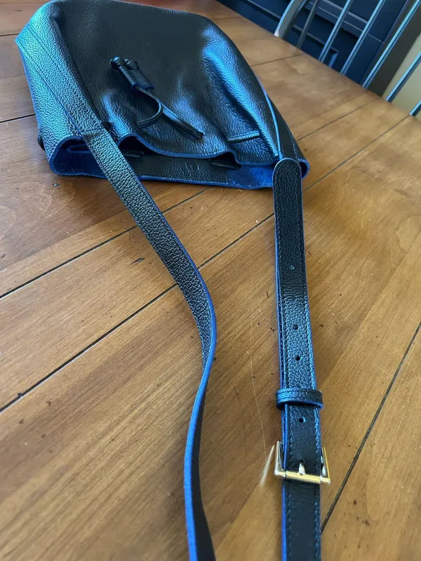 Gigi New York black leather bucket bag with crossbody strap - Image 5