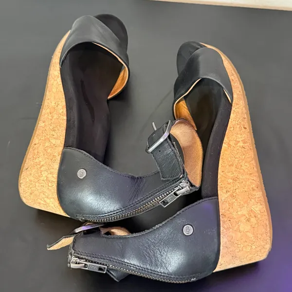 UGG Black Leather Wedge Sandals Womens 8.5 Zoe II Cork Ankle Strap 1102674 - Image 3