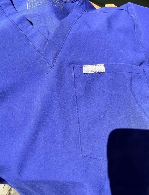 FIGS Top Catarina One-Pocket - Image 5