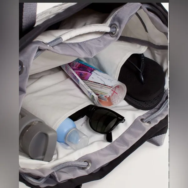 Lululemon Athletica Black and Grey Gym or Beach Tote - Image 15