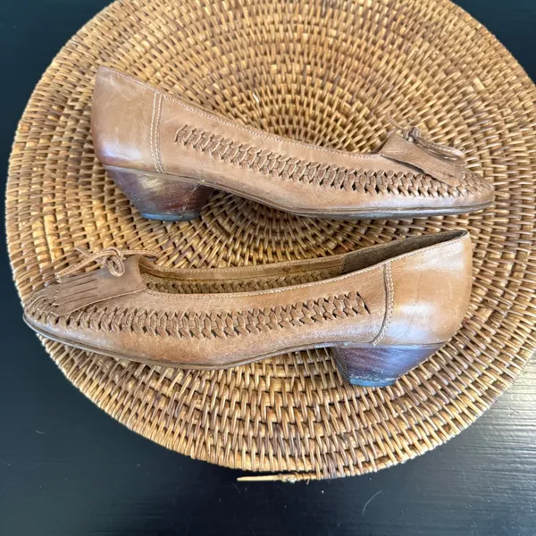 Tempos Vintage Tan Leather Woven Kiltie Fringe Kitten Heel Pumps Brazil 8B - Image 6