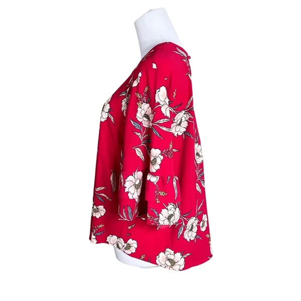 URBAN Romantics Red Floral Swing Blouse LARGE‎ Keyhole Neck Ruffle Sleeves NWOT - Image 3