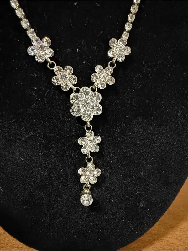 Vintage Dainty rhinestone flower necklace - Image 2