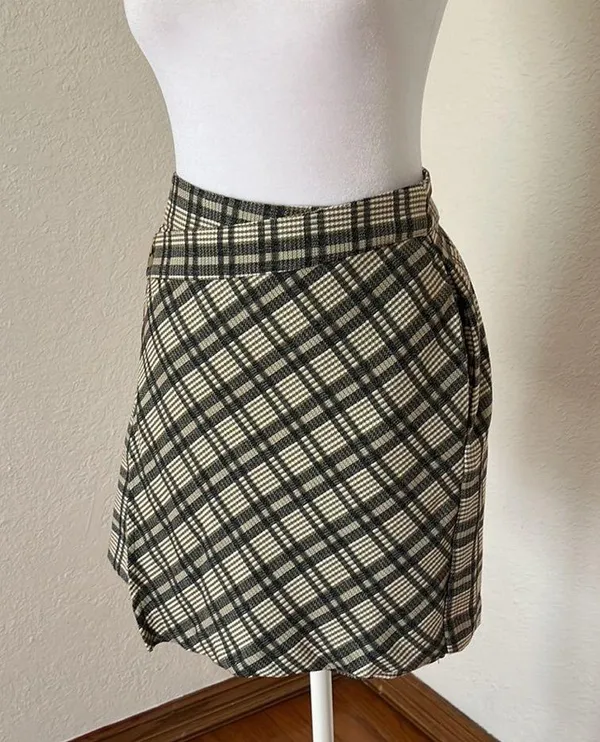 Line and Dot Plaid Mini Skirt - Image 3