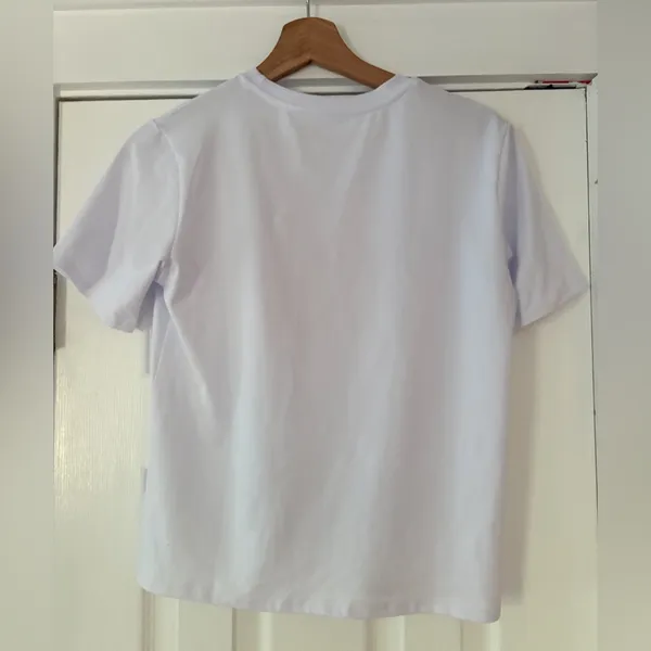 Fabumily White T-Shirt with Red 8 Ball Design‎ Size Medium EUC - Image 2