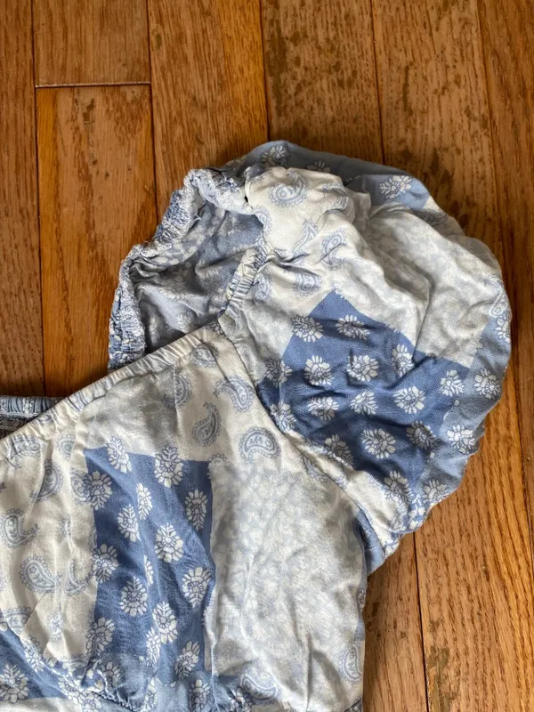 blue and white floral Hollister patchwork crop smocked top - Image 4