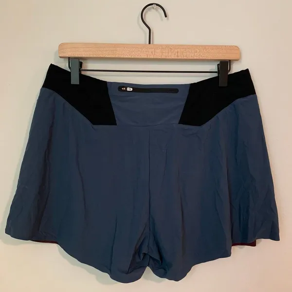 ON Cloud Running Shorts Size Large - Image 2