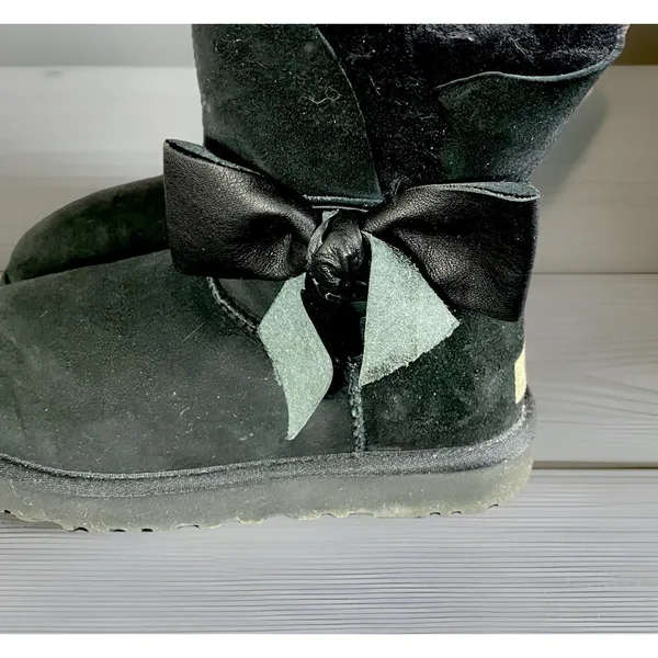 UGG Australia Daelynn Winter Boots Womens Size 8 EUR 39 Black Leather Sheepskin - Image 3