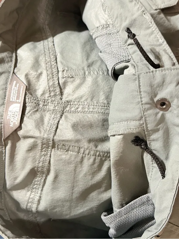 The North Face Women's Hiking Cargo Shorts size 4 - Image 8