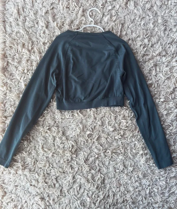 Alphalete Long Sleeve Cropped green shirt - Image 4