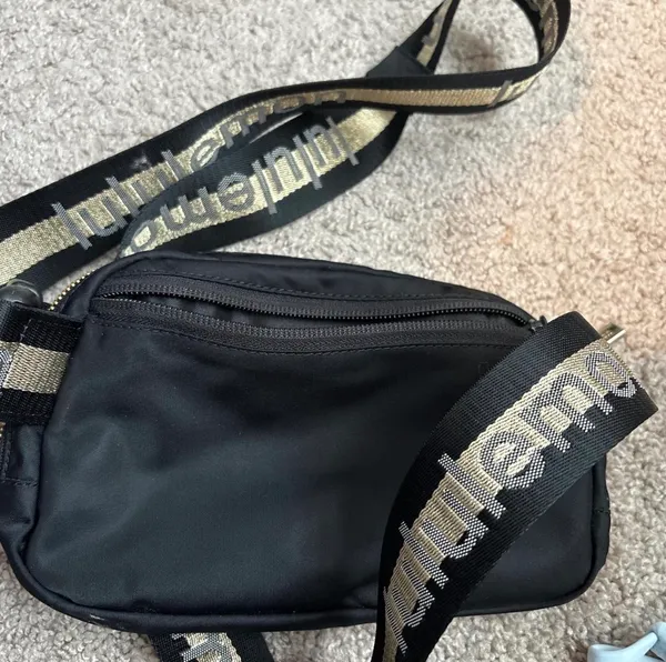 lululemon gold and black everyday belt bag limited christmas edition - Image 2