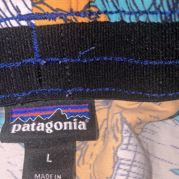 Patagonia floral shorts with pockets size large - Image 3