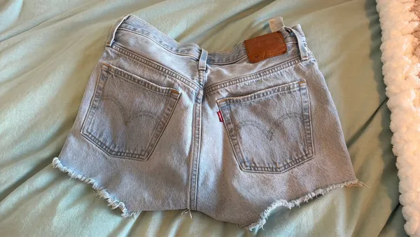 Levi 501 Shorts Size 25 - Image 4