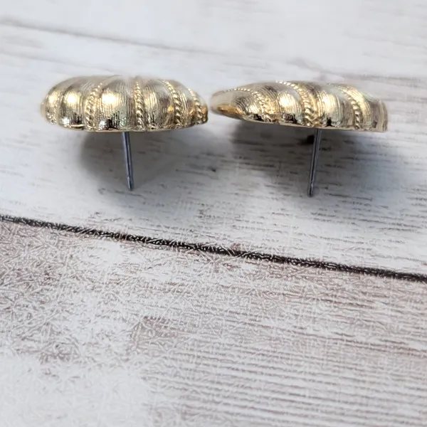 Vintage Stud Earrings For Pierced Ears 7/8" Gold Tone Flourish - Image 8