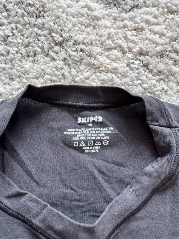 SKIMS Cropped T-Shirt Fits Everybody Black - Image 2