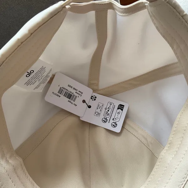 Alo Yoga Satin Off-Duty Cap Crème - Image 6