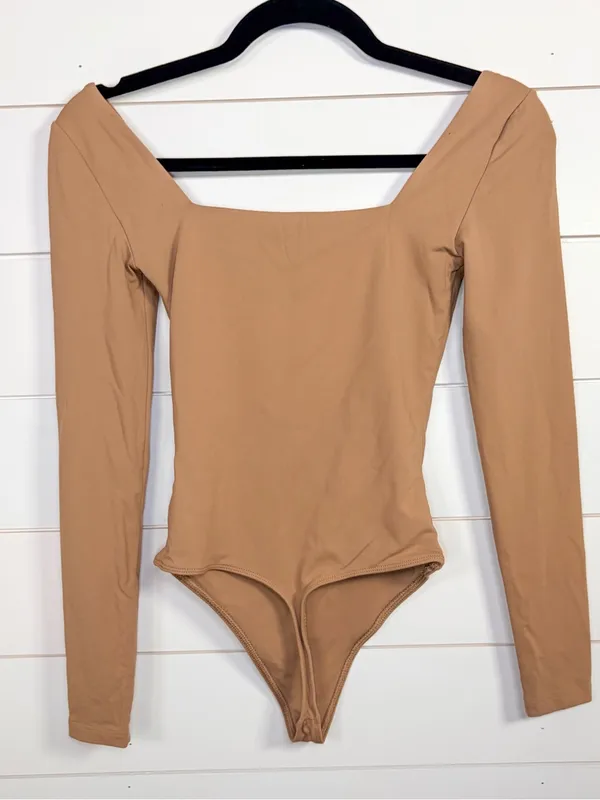 Aritzia Babaton Tan Square Neck Long Sleeve Stretch Bodysuit, EUC, Size XS - Image 6