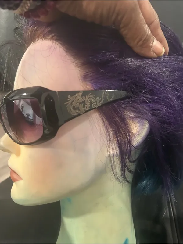 Classic Black Oversized Women's Sunglasses - Image 5