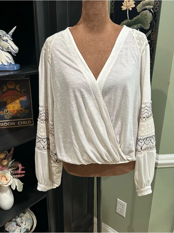 Free People White Embroidered Peasant Wrap Blouse – Boho Lace & Crochet Size XS - Image 2