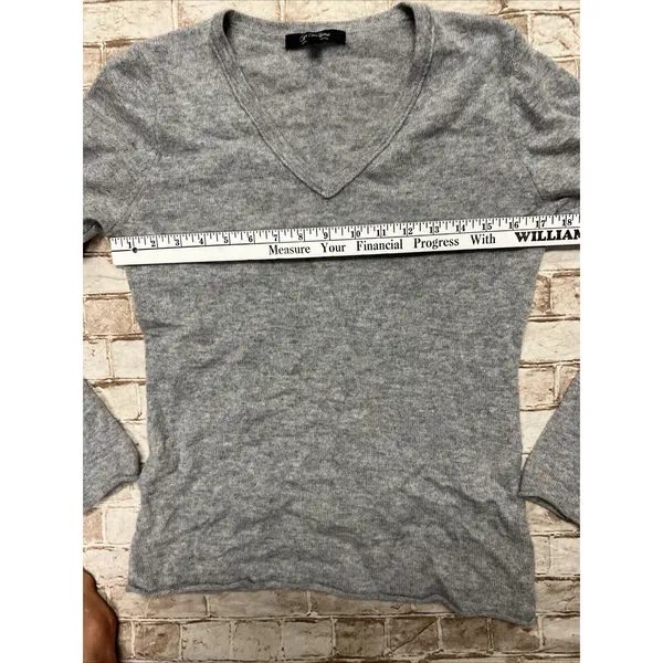 Saks Fifth avenue Sweater M‎ Gray v neck cashmere long sleeve Light Weight - Image 7