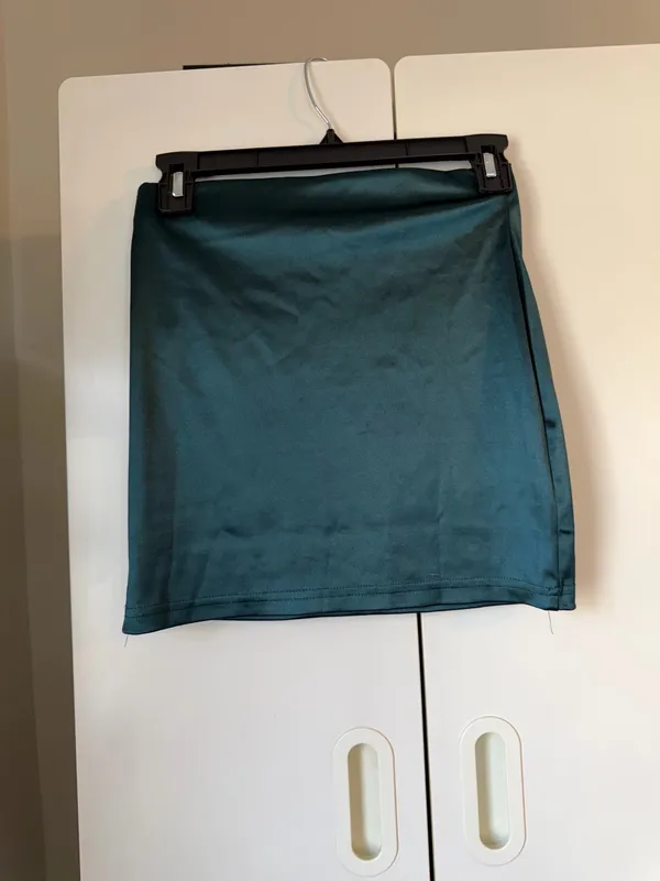 Green satin skirt - Image 2