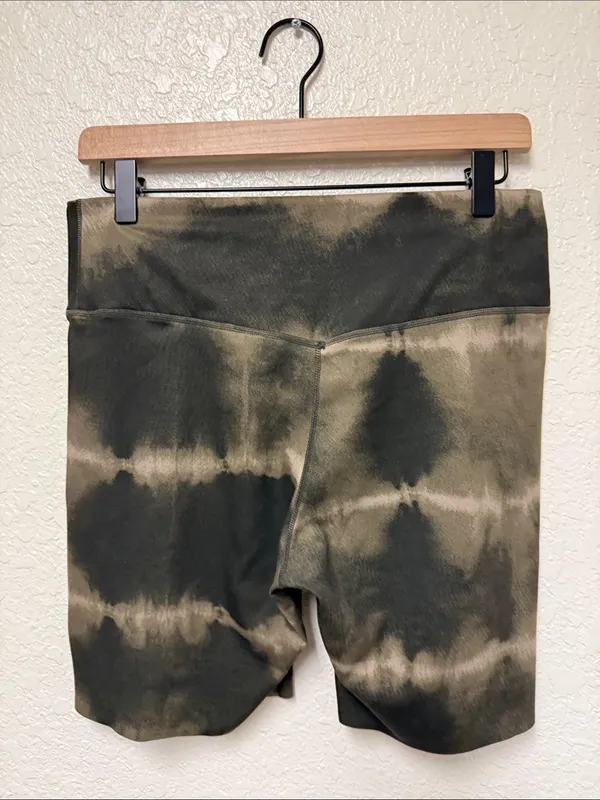 NIKE One Luxe 7” Olive Tie-Dye Bike Shorts Neon Yellow Side Stripes Size Large - Image 3