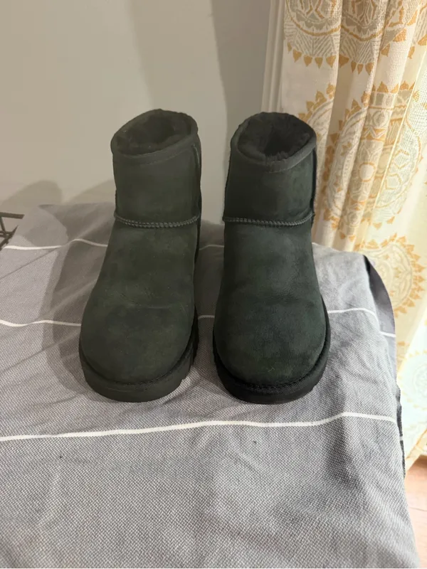 UGG wmns sz 8 classic mini ii - Image 4