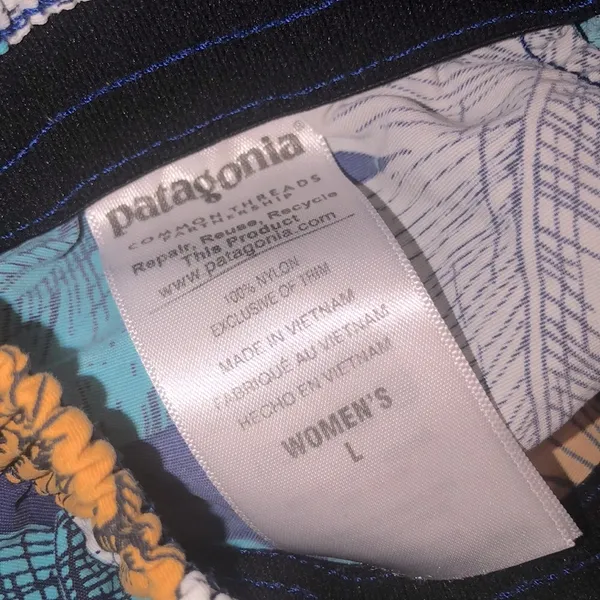 Patagonia floral shorts with pockets size large - Image 4