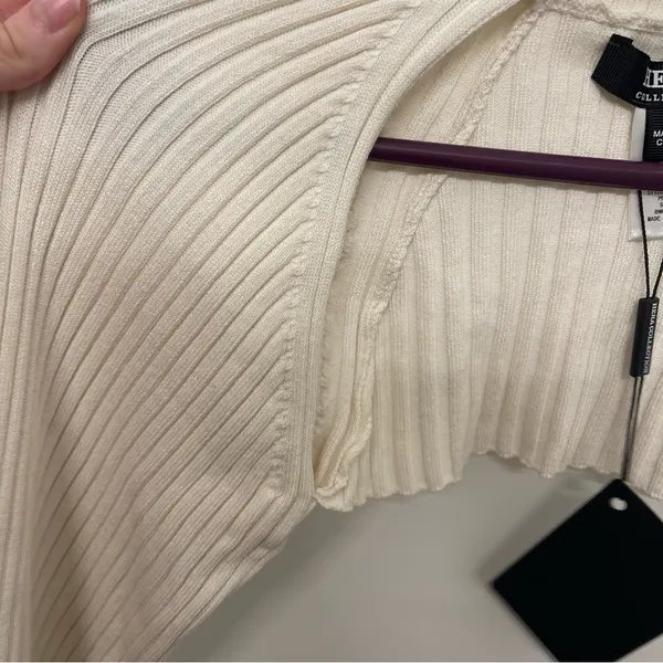 Hera Collection NWT Cream Turtleneck Sweater - Image 2