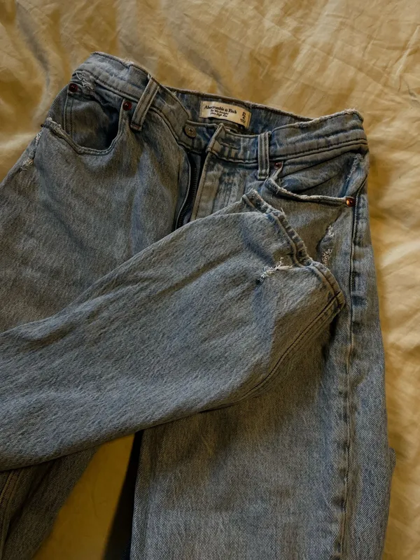 Abercrombie Curve Love 90s Ultra High-Rise Straight Jeans - Image 4