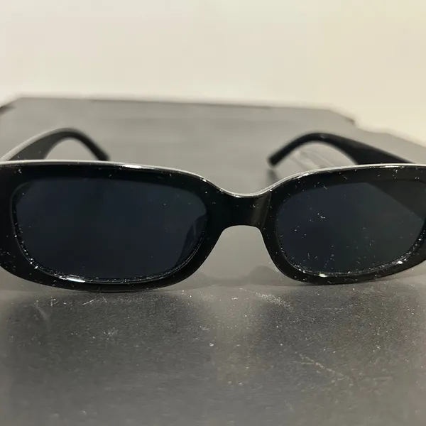 Stylish Black Sunglasses - Image 3