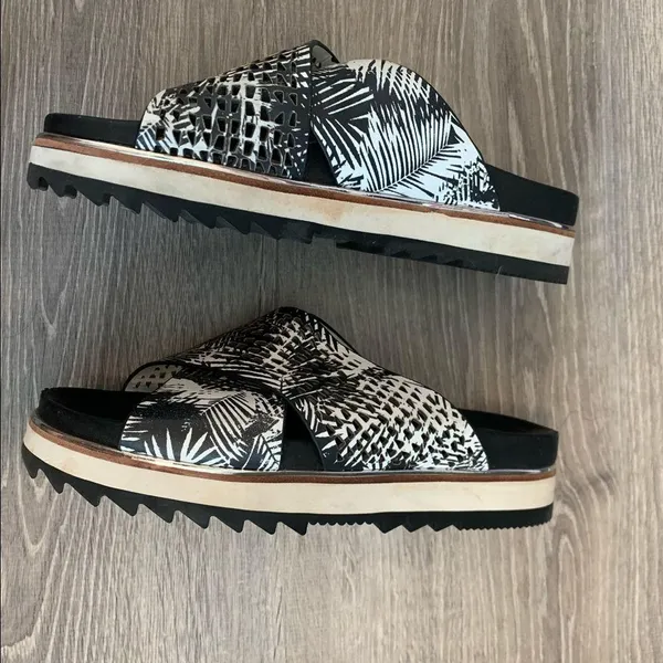Dolce Vita Black & White Platform Slide on Sandal - Image 4