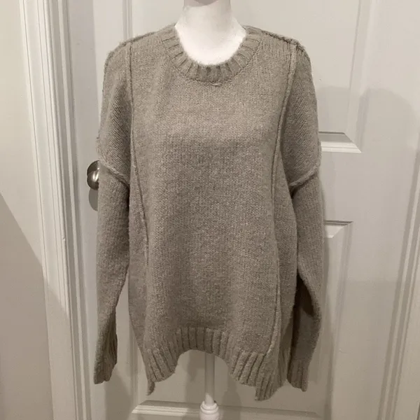 Cozy Women's Beige Crew Neck Sweater Gray Size M - Image 2
