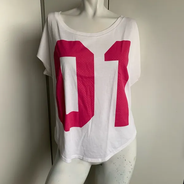 Air 01 athletic cut boat/scoop neck T-shirt size medium - Image 3