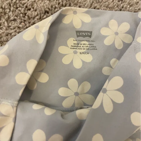 Levi’s flower biker shorts - Image 4
