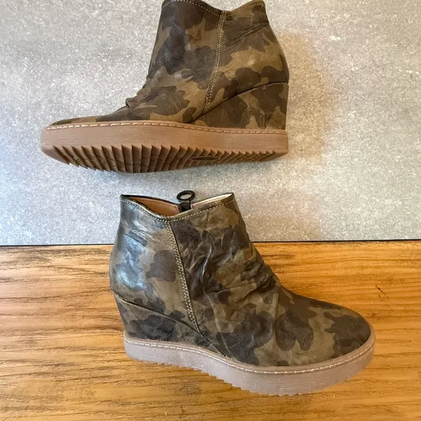 Sofft Siri Camo Leather Waterproof Wedge Sneaker Booties Size 8.5 - Image 3