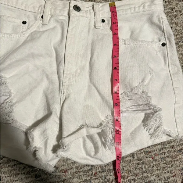 Abercrombie & Fitch Mid Rise Boyfriend Distressed White Shorts- Size 4/27 - Image 9
