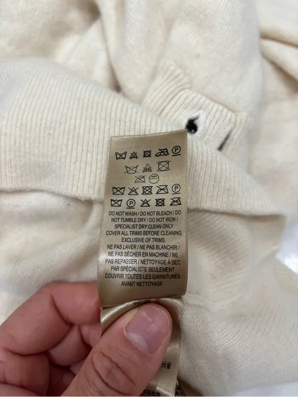 Burberry 100% cashmere sweater fits more like a Medium/large - Image 9