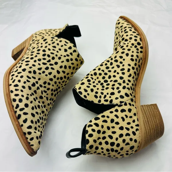 Dolce Vita Black and Cream Ankle Booties - Image 7