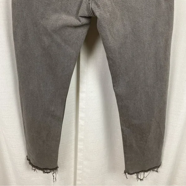 Levi’s Gray Wash Raw Hem Wedgie Straight Jeans Sz.29 - Image 10