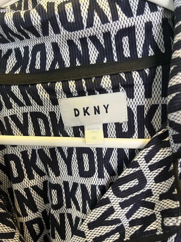DKNY black & white logo print blouse with repeating DKNY text pattern, size M two piece pj set #designer #workwear. #168 - Image 4